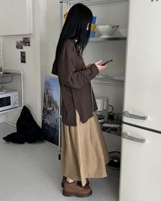 Edgy Modest Outfits, Skirt Outfit Hijab, Earth Toned Outfits, Beige Skirt Outfit, Taiwan Fashion, Rok Outfit, Modesty Outfits, Everyday Fashion Outfits, Brown Outfit