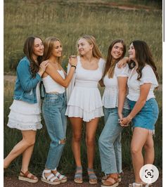 Pose For Group Photos, Mother Day Photo, Aesthetic Mother, Girlfriends Photoshoot, Sorority Photoshoot, Sorority Poses, Gifts Aesthetic, Group Photo Poses, Group Picture Poses