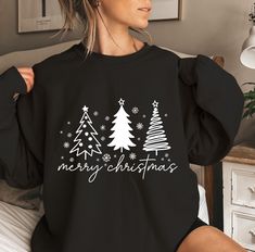 Christmas Sweatshirt Tauche stilvoll in die Christmas-Saison ein mit diesem gemütlichen und hochwertigen Sweatshirt! Dieses Unisex-Sweatshirt kombiniert Komfort und Langlebigkeit und bietet dir die perfekte Mischung aus Wärme und Stil für die kälteren Wintertage. Warum dieses Sweatshirt besonders ist: ♥ Hohe Qualität: Das Sweatshirt ist bekannt für seine strapazierfähige 50/50-Mischung aus Baumwolle und Polyester, die sich weich auf der Haut anfühlt und gleichzeitig robust genug ist, um viele Wi Winter Black Sweatshirt With Custom Print, Casual Black Christmas Hoodie, Custom Print Black Winter Sweatshirt, Black Christmas Sweater, Black Christmas Sweatshirt, Cozy Winter Holiday Sweatshirt, Vintage Christmas Sweaters, Holiday Sweatshirt, Black Christmas