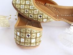 * Bridal wedding gold flat shoes with embroidered mirror work as shown above. * comfortable in wear. * Perfect for every occasion. * best in quality. * Handmade by me. Please chose your size from the below chat. If you are not sure about your size, please let us know.We ll help you out. Sizes: - US 4.5 - EU 34 - 22.5 cms - US 5 - EU 35- 23cms - US 6 - EU 36- 23.5 cms - US 7- EU 37- 24 cms - US 7.5- EU 38- 24.5 cms - US 8.5- EU 39- 25 cms - US 9- EU 40- 25.5 cms - US 10- EU 41- 26 cms - US 11- EU Gold Wedding Flats, Punjabi Shoes, Indian Jutti, Floral Flat Shoes, Gold Shoes Flats, Gold Ballet Flats, Bridal Women, Bridal Wedding Shoes, Floral Flats