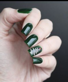 Green Nails With Gold Christmas Tree, Popular Nail Designs 2023, Green Nails Classy, Winter Green Nails, Green Xmas Nails, Dark Green Christmas Nails, Hottest Nail Designs, Green Manicure, Classy Nail Art