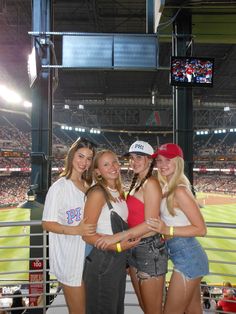 #instagram #baseball #dbacks #gameday #outfits Fenway Park Outfit, Reds Game Outfit, Diamondbacks Game Outfit, Baseball Game Fashion, Baseball Outfit Aesthetic, Padres Game Outfit, Baseball Game Instagram Pictures, Baseball Game Pics