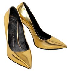 Elegant and glamorous pairs of women's shoes in gold leather. The decoltè is a precious 12 cm stiletto heel. The foot of the shoe is pointed with an elegant decoltè that makes the sole of the foot very harmonious and elegant. Used only 3 times . Italian European number 39. The shoes are sold with its original box. Gold Heels, Stiletto Pumps, Gianni Versace, High Heels Stilettos, Gold Leather, Heel Shoes, Stiletto Heel, Metallic Gold, Giuseppe Zanotti