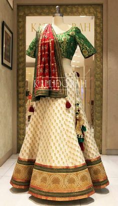 Bridal Choli Designs Indian Weddings, Bridal Choli Designs, Asopalav Ahmedabad, Bridal Choli, Gujarati Bride, Gujarati Wedding, Choli Dress, Lehnga Dress