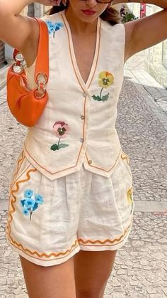 #affiliate shorts vest matching set linen embroidered european stolkholm fashion style outfit inspo Shorts Outfit Casual, Retro Summer Outfits, Sleeveless Blazer, Sleeveless Suit, Womens Clothing Patterns, Floral Patchwork, 2025 Vision, Loose Outfit, Mode Inspiration