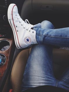 Zapatillas All Star, Sneakers Guide, White Converse Outfits, Galaxy Converse, Converse Outfits, Sneaker Trend, Streetwear Mode, Converse Style