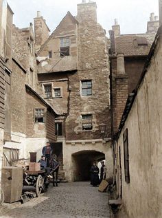 Old Edinburgh and Leith 1900s Edinburgh Closes, London Slums, Victorian Slums, Old Edinburgh, Ancient Roman Architecture, Tree Town, Victorian Life, Roman Architecture, Old Street