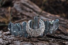 Diese wunderschön von Hand gewickelte London blue Aura Bergkristall Tiara ist ein MUSS für alle Göttinnen. Verkörpere deine Kraft und deine Essenz, indem du den Ausdruck deiner Göttinnenhaube akzentuierst und erweiterst! Diese Kronen sind perfekt für Versammlungen, zeremonielle Arbeiten, rituelle Arbeit oder jede Art von Anlass, den Sie so gut gefallen! Sie sind auch ideal für Frauenkreise, um die Göttinnenenergie anzurufen und in der Magick zu spielen! Zusätzlich ist die blaue Aura-Behandlung e Blue Aura Quartz, Wrap London, Crown Crystal, Blue Aura, Aura Quartz Crystal, Crystal Tiara, Women's Circle, Goddess Energy, Crystal Tiaras