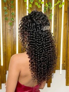 Natural Curly Hair Quinceanera Hairstyles, Quince Hairstyles Curly Hair, Curly Hair Prom Hairstyles, Mixed Curly Hair, Quince Hairstyles With Crown, Curly Wedding Hair, Quinceanera Hairstyles, 17k Followers, Bangs With Medium Hair