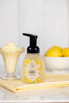 This foaming soap is formulated to effectively cleanse and moisturize hands with the zesty and refreshing scent of lemon and a hint of vanilla. Liquid Soap