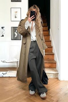 Tenue automne femme, avec une blouse blanche, un pantalon large gris, des baskets et un trench camel Autumn 24 Outfits, Fall Outfit Aesthetic 2024, Uni Looks Outfits, Fall Outfits Aesthetic 2024, Outfit Ideas Autumn Casual, Trench Coat Aesthetic, Museum Fits, Trench Coat Outfit Fall, Outfit Trench