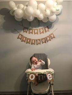 Белые шарики,зелень, крафт, растяжка 1 Year Bday Decorations, Birthday Decor 1 Year, Simple One Year Birthday Decor, Simple Happy Birthday Decor, Simple Birthday Decorations For Kids, 1st Year Birthday Decoration Ideas, 1 Year Baby Boy Birthday Decoration, Simple 1st Birthday Decorations, Small First Birthday Ideas