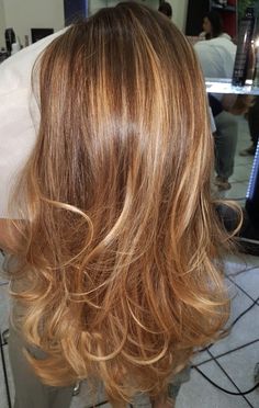 Hair #strawberry #honey #peach #brunette #ginger #redhead #glam #waves #trend #trendy #blonde #blondehairstyles #blondehair #hairspo #hairinspo #softhair #haircut #haircare #haircareroutine #skincare #caramel #fashion #aesthetic #inspo #instagram #tiktok #itgirl #glowup #healthy #balayage #colorwow #kyliejenner #summer #skincareroutine #outfit #lifestyle #haircolor #hairgoals #hairideas #gold #jewellery #necklace #goldneckl #capelo #capelli Layers Long Hair, Hairstyles For All Hair Types, Aesthetic Hairstyles, Dyed Hair Inspiration, Caramel Hair, Honey Blonde Hair