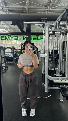 Gym Fits With Leggings, Dance Workout Outfits, Gym Inspo Outfits, Gym Influencer Aesthetic, Hot Gym Outfit Female, Summer Gym Outfit Women, Trendy Gym Outfits For Women, Gym Inspo Pics, Gym Pics Aesthetic