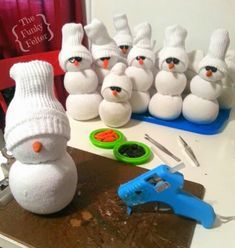 there are many snowmen sitting on the table