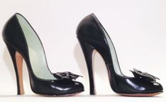 This round toe pump is characterized by its clean, simple silhouette. A vintage Leila black leather upper that has been given an extra touch of glamour, with a delicate bow on the front toe. Padded insole for all-day comfort. Crafted by skilled craftsmanship to translate elegance and delicacy. . Doll Heels, Translucent Skin, 1940's Fashion, Vintage Pumps, Vintage Heels, Round Toe Pumps, Bettie Page, Spike Heels, Retro Shoes