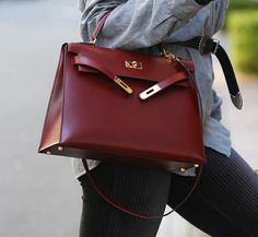 38 Outfits for Fall Winter Burgundy Trend 2024 You'll Love 29 Burgundy Crossbody Bag Outfit, Burgundy Tights, Crossbody Bag Outfit, Outfits For Fall, Flats Outfit, Trend 2024, Trendy Fall Outfits, 2024 Trends, Trendy Fall