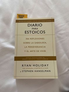 there is a book about diario estoicos written in spanish on the bed