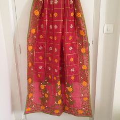 The beauty of this pretty phulkari dupatta lies in the ethnic hand embroidered techniques. The choice of vibrant colour play makes this gorgeous dupatta a visual treat. Simple and sparsely embroidered odini (head scarfs), dupatta and shawls, made for everyday use, are called Phulkari. 𝐒𝐈𝐙𝐄: ★Standard size dupatta around 1 meter wide (37-39 inches) and length around 88-89 inches 𝐏𝐫𝐨𝐜𝐞𝐬𝐬𝐢𝐧𝐠 𝐭𝐢𝐦𝐞: ★Ready to dispatch in 2-4 days. 𝐂𝐚𝐫𝐞: Hand Wash gently and hang to dry OR Dry cl Indian Dupatta, Indian Scarf, Head Scarfs, Indian Anarkali, Chanderi Dupatta, Indian Skirt, Indian Accessories, Phulkari Dupatta, Punjabi Dress