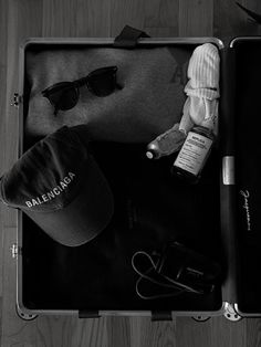 Ryan Shay, Light Packing Tips, Minimalist Packing, Clemence Poesy, Luxury Lifestyle Fashion, Minimalist Travel, Tina Fey, Travel Essentials For Women, Suitcase Packing