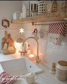 Parisian Style Kitchen, Cozy Kitchen Aesthetic, Christmas Apartment, Kitchen Aesthetic, Hygge Home, White Christmas Decor, Cozy Kitchen, Christmas Room, Vintage Kitchen Decor