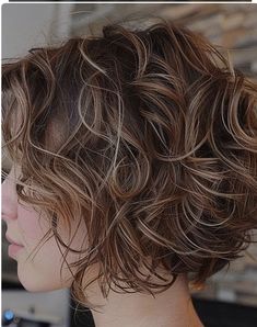 Layered Bob For Wavy Hair, Inverted Curly Bob, Curled Bob Hairstyle, Curly Inverted Bob, Wavy Layered Haircuts, Layered Wavy Bob, Chin Length Hairstyles, Inverted Bob Haircuts