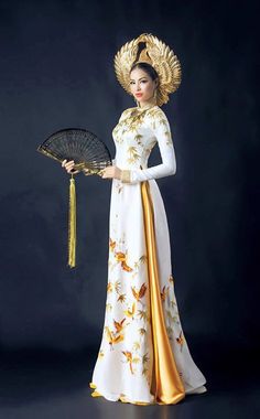 Couture Dior, Vietnamese Wedding, Traditional Attire, Traditional Costume, Fantasy Fashion, A Fan