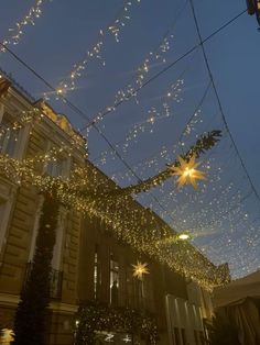 christmas lights are hanging from the side of a building