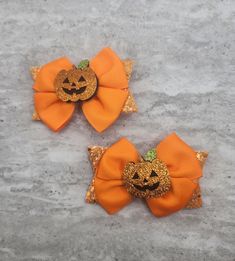 1 Set (2 piece) Cute Black & Orange Halloween Pumpkim Print Hair Bows - Hair Clip - Glitter Ribbon Size(approx): 9cm X 6CM Listing is for two bows as shown Black Halloween Headband Hair Accessories, Halloween Resin Hair Clips, Orange And Black Cheer Bows, Halloween Hair Bows, Fabric Hair Bows, Orange Bows, Halloween Bows, Glitter Ribbon, Bow Hair Clips