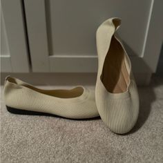 Never Worn Casual Beige Flats For Fall, Comfortable Cream Flats For Spring, Comfortable Synthetic Flats For Spring, Casual Everyday Flats For Fall, Casual Cream Flats With Flat Heel, Comfortable Beige Flats For Spring, Spring Stretch Slip-on Flats, Casual Flats For Fall, Casual Everyday Flats Medium Width