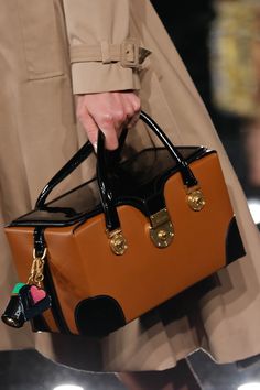 The Versace Runway Was So Over the Top, You Won't Be Able to Look Away Versace Runway, Couture Bags, Purse Styles, Fun Times, Leather Bags Handmade, Michael Kors Hamilton, Over The Top, Pre Fall, Leather Goods