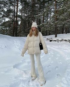 Light Winter Outfits, Liza Rudkevich, Snow Photos, Nainital, Snow Outfit, Foto Tips