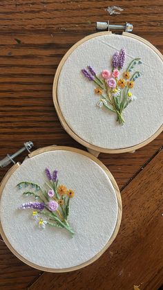 Floral Embroidery Bouquet Embroidery Flowers Bouquet, Floral Embroidery Simple, Cute Floral Embroidery, Embroidered Bouquet Of Flowers, Wooden Embroidery Hoop Crafts, Embroidered Flower Bouquet, Vysivani Flowers, Quick Embroidery Projects, Native American Beading Patterns Free