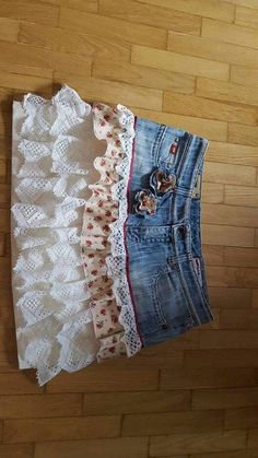 Ruffle Denim Shorts Outfit, Lace Jean Skirt, Jean Skirt With Lace, Skirt With Patches, Diy Denim Skirt, Diy Skirts, Upcycle Clothes Diy, Diy Vetement, Tankini Swimsuits For Women