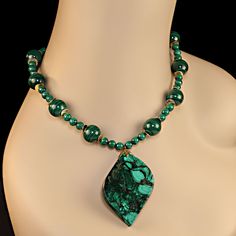 22 Inch necklace of fabulous malachite in 16MM and 6MM smooth rounds with gold tone flutters. The free form malachite pendant is 2.25 x 1.50 inches. The 22 inch necklace is secured with a gold-plate two ring toggle clasp. MN2350 Heart Necklace Tiffany, Key Necklace Vintage, Crescent Moon Necklace Gold, Gold Moon Necklace, Malachite Necklace, Malachite Pendant, Malachite Jewelry, Vintage Beads Necklace, Peridot Necklace