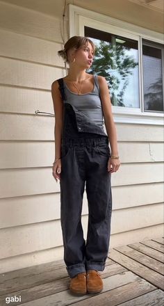 Relaxed Neutral Outfits, One Strap Overalls Outfit, Overalls Autumn Outfit, Summer Outfit Inspo Women, Summer Mckeen Outfit, Pants Overalls Outfit, Winter Outfits With Overalls, Outfit Inspo Overalls, Mink Boston Birkenstock Outfit