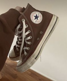 Boty Converse, Zapatillas All Star, Brown Converse, Cute Converse, Dr Shoes, Hype Shoes, Shoe Inspo, Aesthetic Shoes, Swag Shoes