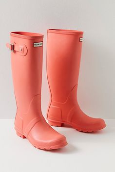 Get through rainy days with ease in these classic rubber rain boots. In a matte rubber this style features a buckle accent on the side, logo detailing in front, and treaded rubber sole. Hunter Wellies, Reading Festival, Orange Fits, Black Gloss, Hunter Boots, Rainy Days, Boho Outfits, Moccasins, Rubber Rain Boots