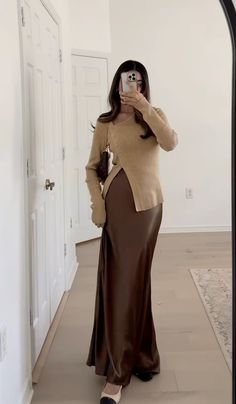 Business Casual Outfits Long Skirts, Business Casual Outfits Feminine, Unique Casual Outfits, Modest New Years Outfit, Rok Outfit, Estilo Hijab, Stile Hijab, Feminine Urge, Modesty Outfits