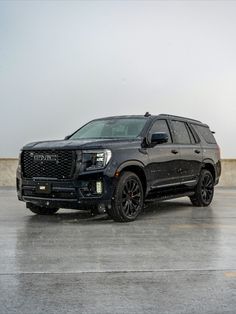 Custom dark blue Yukon Denali with black trim, black powder coat wheels, and tinted windows. 2023 Gmc Yukon Denali, Yukon Car, 2023 Gmc Yukon, Black Tahoe, Painted Calipers, Denali Truck, Best Suv Cars, Tmax Yamaha, Gmc Denali