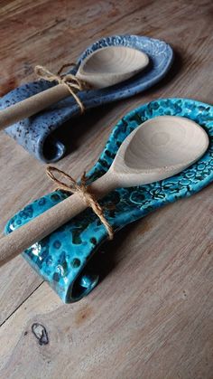 A beautiful spoon rest in a gorgeous speckled Turquoise glaze.  This thoughtfully made, ceramic spoon rest is designed to hold cooking utensils like spoons, ladles, and spatulas while you're preparing food. Made from earthenware clay, it provides a clean and safe surface to place your utensils, preventing drips and spills on your stovetop or countertop. This spoon rest is designed with an intricate lace design, adding a touch of style to your kitchen. Both practical and aesthetically pleasing, making this a useful addition to any culinary workspace! Ceramic Spoon Rest, Pottery Handbuilding, Slab Pottery, Spoon Rests, Hand Built Pottery, Pottery Crafts, Ceramic Spoons, Pottery Classes, Ceramics Pottery Art