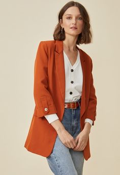 Blazer clássico sem abotoamento é aquela peça que estava faltando no seu guarda-roupa. Você vai querer usar todos os dias para ir trabalhar. Esse blazer de alfaiataria tem modelagem alongada, manga 7/8 dobrada com botão, gola com aba e não possui fechamento. Trendy Office Outfits, Casual Office Wear, Basic Wear, Stunning Outfits, Basic Outfits, Work Fashion