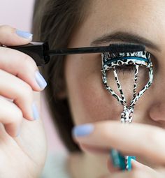 15 Mascara Tips and Tricks to Make Your Lashes Look Amazing Clumpy Lashes, Beautiful Eyelashes, Eyelashes Mascara, How To Apply Mascara, Body Makeup, Eye Makeup Remover, Eyelash Curler, Setting Spray