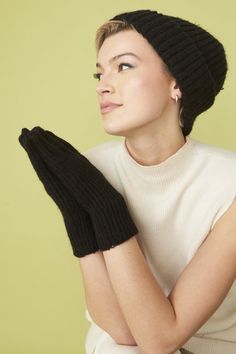 These knitted gloves are guaranteed to keep you warm and cosy whilst you look super cool. Made from a luxurious blend of cashmere and banana, these gloves are super soft.  20% Cashmere 30% Banana 50% Lyocell Black Banana, Faux Fur Bag, Fur Gloves, Fur Headband, Banana Peel, Cashmere Gloves, Hat And Scarf Sets, Maxi Coat, Suede Coat