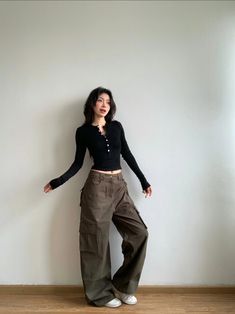 ID xiaohongshu: 2312838264 uu9, outfit, ootd, acubi, brown cargo, black shirt, casual.  @blossoom_ 𖥔 ˑ ִ ۫ ˑ Cargo And Shirt Outfit, Brown Shirt Black Pants Outfit, Shirts To Wear With Cargo Pants, All Black Outfit Korean, Black Parachute Pants Outfit, Black Shirt Casual, Hip Outfits, Brown Cargo Pants Outfit, Brown Jeans Outfit