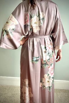 🌸 Beautiful Japanese style Kimono,  with bright colourful floral print. These gowns feel beautiful and drape very well on the body, luxurious fabric with painted flowers   trailing through the print,  feminine & beautiful.  With 3/4 sleeves and tie belt. 🌸 Free Size fits UK 8 - 18 ⭐️ To see my other Luxury Gowns please visit the link below  https://www.etsy.com/uk/shop/Kimonocoboutique?ref=shop-header-name&listing_id=1670274453&from_page=listing§ion_id=47530503 ⭐️ To see the my whole range ple Floral Print Satin Wedding Gown, Floral Satin Wedding Gown, Pink Floral Print Wedding Gown, Wedding Robe, Beautiful Kimonos, Style Japonais, Rose Pale, Dusky Pink, Handmade Gift Wrap