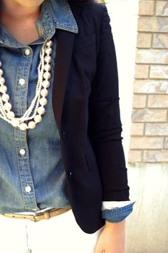 Chambray Oxford, navy blazer and chunky pearls Mode Over 50, Kemeja Denim, Mode Tips, Wardrobe Classic, Classic Wardrobe, New Fashion Trends, Chambray Shirt, 가을 패션