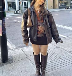 Grace Brinkly Outfit, 70s Leather Jacket Outfit, Outfit Ideas With Vest, Fall Outfits Jackets, How To Style Leather Jacket, Cute Brown Outfits, Fall Vintage Outfits, Outfits With Leather Jackets, Styling Leather Jacket