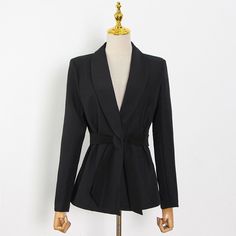 Stretch polyester woven blazer with dappled fabric details. Figure fitting and padded shoulders. Ribbon belt-like fastening band. Jewel buttons.Notch lapel. Two flap pockets. Inner lining. Blazer For Women, Elegant Blazers, Autumn Clothes, Spring Outfits Women, Long Sleeve Blazers, Casual Black, White Blazer, Long Sleeve Tunic, White Fashion