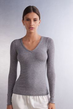 Long sleeve V-neck top in modal ultralight with cashmere. Soft, ultra lightweight fabric. Softly hugs the body.
The model is 5’ 9” (175 cm) tall and is wearing a size S. Stretch V-neck Tops With Thumbholes, Versatile Stretch V-neck Long Sleeve Top, Versatile V-neck Stretch Long Sleeve Top, Stretch V-neck Top For Loungewear, Versatile V-neck Loungewear Top, Stretch Seamless V-neck Top, Modal V-neck Top For Loungewear, Fitted V-neck Tops For Loungewear, Fitted V-neck Long Sleeve Top For Layering